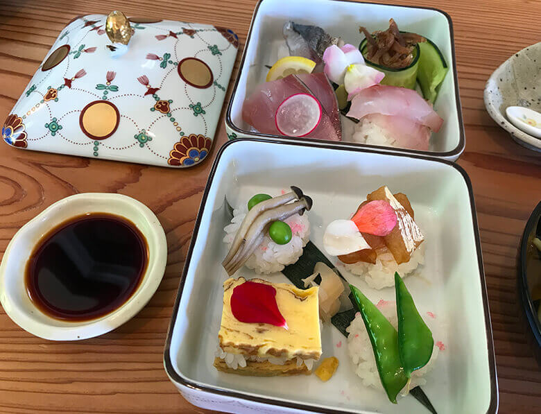 写真：糸島会席料理「風音」の二重箱手毬寿司