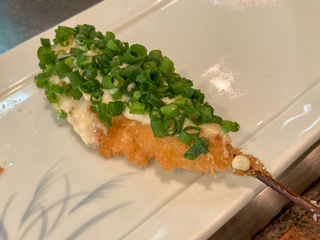 画像：串揚げ「串匠」の魚のタルタル葱添え串