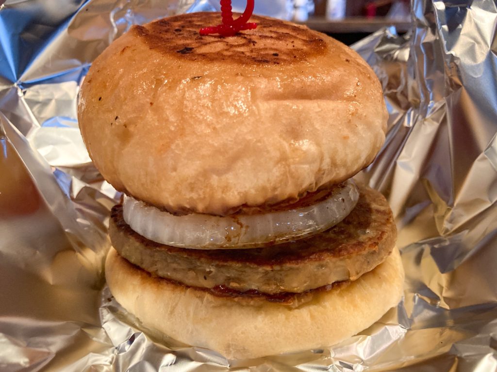 写真：湖月カレーあんみのハンバーガー