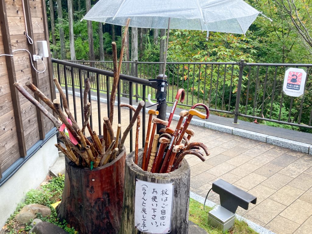 写真：鍋ケ滝入り口入ってすぐにある複数の杖