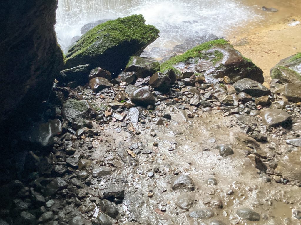 写真：鍋ケ滝の地面は岩がゴロゴロ
