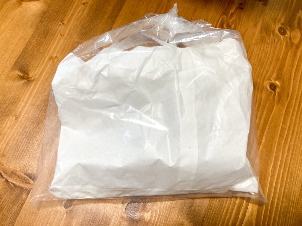 写真：二○加煎餅（にわかせんぺい）の割れせんが入った白い袋
